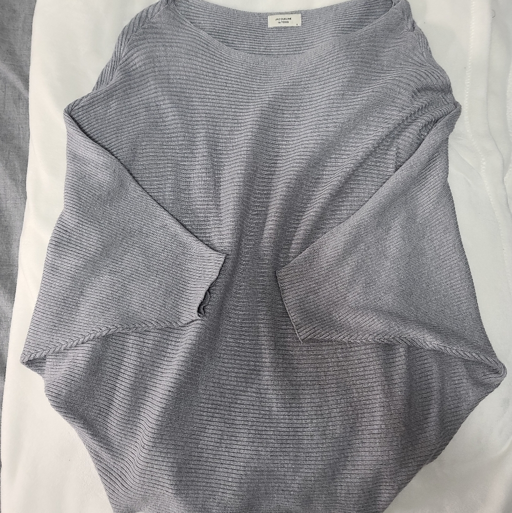2/25$ 🛍 Grey Top